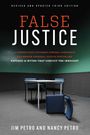 FALSE JUSTICE. Ein Tisch mit umgekippter Stuhllehne in einem kargen Raum.