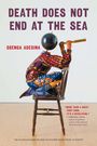 „DEATH DOES NOT END AT THE SEA“. Eine Person in buntem Gewand sitzt auf einem Stuhl und blickt durch ein Fernrohr.