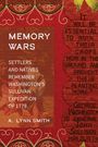 Text: "MEMORY WARS: Settlers and Natives Remember Washington’s Sullivan Expedition of 1779. A. Lynn Smith." Rote, filigran gemusterte Textilkunst.