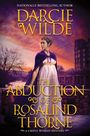 "Nationally Bestselling Author Darcie Wilde. The Abduction of Rosalind Thorne: A Useful Woman Mystery." Eine Frau in historischer Kleidung vor einem Sonnenuntergang und einem Gebäude.