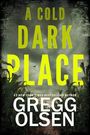 "A Cold Dark Place" und "Gregg Olsen" auf dunklem Hintergrund mit wolkigem Himmel und Silhouette von Maispflanzen.