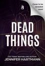 „Cover to be revealed soon! DEAD THINGS“ von Jennifer Hartmann. Ein Logo mit einem Buchsymbol oben links. Spinnennetzstruktur.
