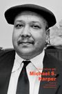 "Conversations with Michael S. Harper" und "Edited by John Zheng and Michael Antonucci". Mann mit Hut in Anzug.