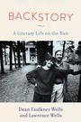 "BACKSTORY: A Literary Life on the Run" von Dean und Lawrence Wells. Schwarz-Weiß-Foto eines lachenden Paares vor einem Haus.