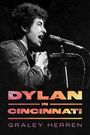 "Dylan in Cincinnati," Graley Herren. Schwarz-Weiß-Foto eines Sängers am Mikrofon, emotionale Darbietung.