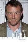 "GUY RITCHIE INTERVIEWS. Edited by Ed Symkus." Ein Mann lächelt freundlich, er trägt ein Sakko über einem Hemd.