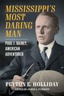 "MISSISSIPPI'S MOST DARING MAN," Paul J. Rainey, amerikanischer Abenteurer. Peyten E. Holliday, bearbeitet von James L. Cummins.  
Ein Mann im Anzug hält ein Messer und einen Strohhut.