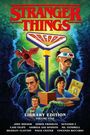 "Stranger Things Arcade" in Rot. Monster unten links, drei Personen; eine mit 3D-Brille, Kind mit Zeichnung rechts.