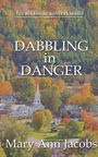 Text: "The Berkshire Mystery Series", "Dabbling in Danger", "Mary Ann Jacobs". 

Herbstliche Kleinstadtlandschaft.