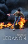„LEBANON Samer Abboud“. Ein junger Mensch rennt vor Rauch und Flammen her, hält eine Flagge.