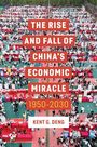 Text: "The Rise and Fall of China's Economic Miracle 1950-2030" von Kent G. Deng. Oben Ansicht eines geschäftigen Marktes.