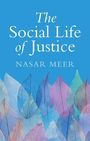 „The Social Life of Justice“ von Nasar Meer. Bunte, durchsichtige Blätter auf blauem Hintergrund.