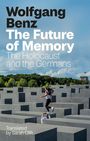 „Wolfgang Benz: The Future of Memory. The Holocaust and the Germans. Translated by Sarah Clift.“ Eine Person läuft über ein Denkmal mit vielen Betonblöcken. Im Hintergrund Bäume und ein Gebäude mit Fahne.