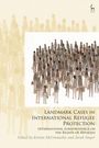 "Landmark Cases in International Refugee Protection" oben, darunter viele Menschen in gedeckten Farben von hinten.