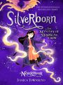 "Silverborn: The Mystery of Morrigan Crow" von Jessica Townsend. Illustration einer jungen Frau mit magischen Strömen.