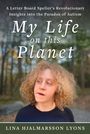 Buchtitel: "My Life on this Planet" von Lina Hjalmarsson Lyons. Eine Person mit lockigem Haar im Freien.