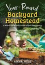 „Year-Round Backyard Homestead“ in gelber und weißer Schrift. Eine Hand pflanzt einen Setzling neben einer Schaufel.
