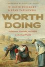 Buchtitel: "Worth Doing". Gemälde von arbeitenden Bäuerinnen auf einem Feld.