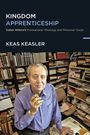 Ein Buchcover mit dem Titel "Kingdom Apprenticeship" von Keas Keasler. Ein älterer Mann steht vor vollgestellten Regalen.
