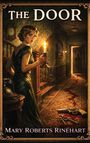 „The Door“ oben, „Mary Roberts Rinehart“ unten. Eine Frau mit Kerze in einem alten, düsteren Flur mit Blutspur und Pistole.