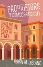 "PROPRIETORS OF A DEMOCRATIC CITY" und "SPACE AND POLITICAL VOICE IN ITALY" sind über einem Gebäude zu sehen.