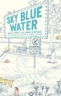 „SKY BLUE WATER“ und „GREAT STORIES FOR YOUNG READERS“ auf einem Schild, Illustration mit Park- und Wasserszene.