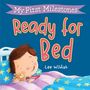 „My First Milestones“ und „Ready for Bed“ als Titel. Ein Kind mit braunen Haaren kuschelt im Bett mit einem Teddybär.