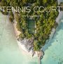 "The Tennis Court", "2027 Calendar", "Nick Pachelli". Oben ein Tennisplatz inmitten dichter Bäume an einer türkisfarbenen Küste.