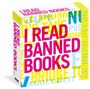 Text: "I READ BANNED BOOKS 2021", "PAGE-A-DAY CALENDAR 2021". Bunte, überlappende Buchstaben in gelb, pink, blau.