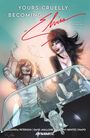 Text oben: "Yours Cruelly, Becoming Elvira, The Graphic Novel". Zwei fröhliche Frauen in einem Auto mit Leopardenmuster.