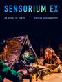 "SENSORIUM EX", "AN OPERA IN VERSE", "BRENDA SHAUGHNESSY". Zwei Personen bei einer Szene mit einem Zelt aus glänzender Folie.