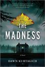 „THE MADNESS“, „A Novel“, „Dawn Kurtagich“. Ein gelber Falter, dunkle Bäume, ein altes Haus mit beleuchtetem Fenster.