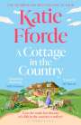 „Katie Fforde: A Cottage in the Country“. Frau mit Hund auf Gartenweg, blühende Blumen, Landhaus.