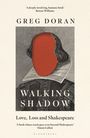 Titel: Walking Shadow. Autor: Greg Doran. Illustration: Porträt mit leerem roten Gesicht, Shakespeare-Zeitalter.