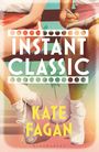 Text: "Instant Classic" und "Kate Fagan". Zwei sitzende, sportlich gekleidete Frauen, eine schreibt.
