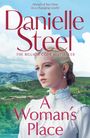 „Danielle Steel: A Woman’s Place. 07/05/26.“ Frau mit Brille auf dem Kopf, langer, glatter Frisur vor blauem Hintergrund.