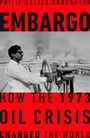 "EMBARGO: HOW THE 1973 OIL CRISIS CHANGED THE WORLD". Ein Mann an einer großen Pipeline, dahinter rauchende Ölquellen.
