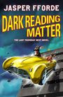 Text: "Jasper Fforde, Dark Reading Matter, The Last Thursday Next Novel." Illustration: Ein gelbes Auto mit einem Esel und einer Frau.