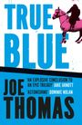 „TRUE BLUE“ und „JOE THOMAS“. „An explosive conclusion to an epic trilogy“ Jake Arnott. Silhouette eines Reiters auf pinkem Pferd.