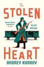 Buchtitel: "The Stolen Heart." Ein Soldat hält ein Gewehr vor beigen Hintergrund, dahinter ein Güterwagen.