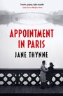 „Appointment in Paris“ von Jane Thynne. Schwarzweißes Foto: Paar auf einer Brücke, Nebel, verspieltes Geländer.
