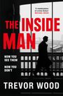„The Inside Man“ in großen roten Buchstaben. Silhouette eines Mannes, der vor einem Fenster mit Brückenaussicht geht.