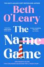 Buchcover mit Texten: Beth O'Leary, The Name Game. Leuchtturm-Illustration, pink und blaue Gestaltung.