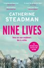 Buchtitel: "Nine Lives" von Catherine Steadman. Text oben: Lob von Autoren. Bild darunter: Häuserreihe unter blauem Himmel.