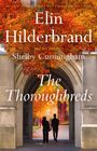 „Elin Hilderbrand und ihre Tochter Shelby Cunningham, The Thoroughbreds“. Herbstliche Blätter und Paar unter Torbogen.
