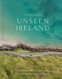 „Unseen Ireland“ von Joshua Nueva. Küstenlinie mit Straße, Steinmauer und Meer in Türkistönen.