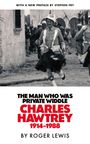 "Mit einem neuen Vorwort von Stephen Fry. 'The Man Who Was Private Widdle: Charles Hawtrey 1914–1988' von Roger Lewis."  
Ein Bild zeigt Menschen in historischen Uniformen, vorne ein lachender Mann in Uniform und Kilt.