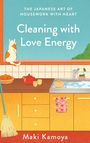 "Cleaning with Love Energy" steht in einem Buch-Cover-Design. Eine Küche, Katze auf dem Fensterbrett.