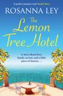 Text: „A perfect summer read“ Rachel Hore, „The Lemon Tree Hotel“, „A story about love, family secrets, and a little piece of heaven...“ Im Vordergrund ein runder Tisch mit Stühlen, dahinter Meerblick und Zitronenbäume.