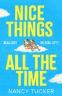 „NICE THINGS ALL THE TIME“ in Gelb, darunter „REAL LOVE OR REAL LIFE?“ Illustration: Zwei Personen auf Liegestühlen.